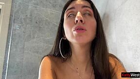 Мокрая брюнетка шалит в горячем сексе в душе