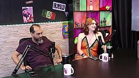 레 퀸과 케스트로 쉬어 레드 투명 란제리에서 깊은 욕망 탐험하며 격렬하게 타