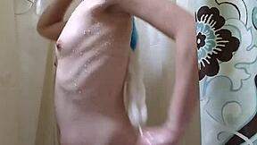 سوزي الجنسية تلاعب نفسها بجنون في الدش.