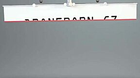 Голая чешская твин чистит волосы на улице на публике!