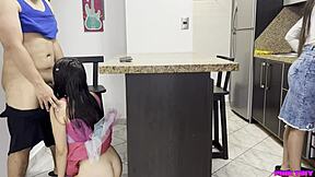 هل ابنتي بالتبني لا تزال جالسة على حضني؟ خدعت للدوجيستايل مع قضيب عملاق