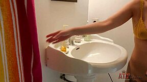 Penelope Reed sfoggia la sua figa pelosa e piscia bollente! 😍