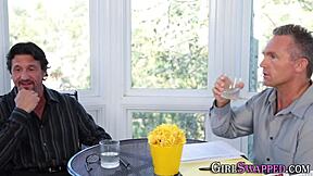 Perverz mostohalány lovagol mostohaapja nagy faszán kemény akcióban fiatal barna szopással