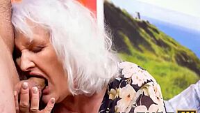 Шлюха зрелая трахается с красивым официантом перед старым мужем!