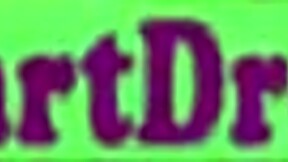 年轻女同性恋情侣在沙发上磨穴特写