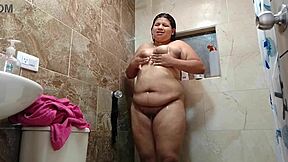 Assista essa latina gordinha de 18+ banhar sua bunda grande sozinha