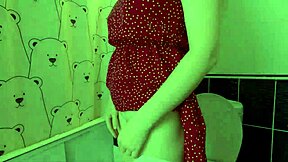 爸爸被继女的朋友nata诱惑，手指紧阴导致大量射精在家制视频中