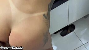 Wow, Novinha Rothaarige kann den massiven Coroa-Schwanz nicht handhaben! Sie nimmt ihn tief mit wackelnden geschwollenen Nippeln!