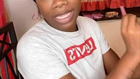 Η μητριά πιπιλίζει το BBC του αδερφού με βρεγμένα χείλη