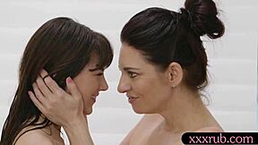 ママと18歳ティーンがシャワーで蒸し暑いマッサージ後に互いのマンコを弄ぶ。