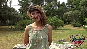 יו, תראה את מלני מזיינת בחור עם זין גדול בחוץ. הצרפתייה הברונטית הזונה הזו אוהבת סקס בין גזעי בציבור!