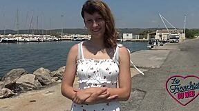 Melany, den 23 år gamle franske brunetten, driver vill uteaktivitet som dristig amatør.