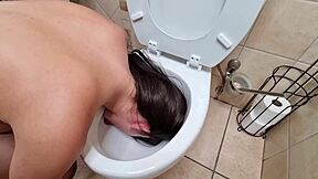 عاهرة قذرة تبول وتلعق داخل المرحاض، تغسل الرأس والشعر في دوامات