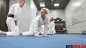 Cum Pao en iyi arkadaşları vahşi gangbang'de