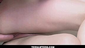 สาวขโมยร้านบลอนด์เล็กทำข้อตกลงเซ็กส์กับยาม - Izzy Lush