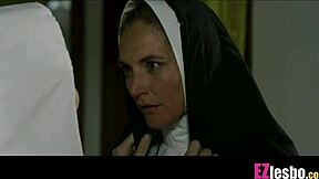 Nonne blonde innocente cherche le pardon auprès d'une lesbienne plus âgée dans une rencontre intime