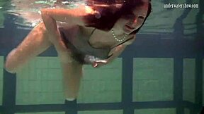 カティア・オクネヴァのタイトドレスで揺れるおっぱい、今日の彼女は最高！