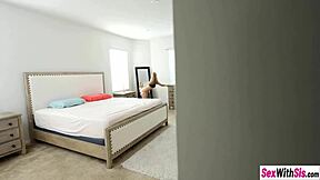 Hermanastra muestra movimientos de stripper a hermanastro en sesión POV hardcore