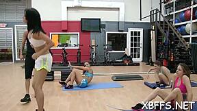 处女Zoya在试镜中兴奋抚摸大鸡巴