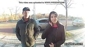 הרופא בודק את הבתולים של הוירג'ינית החמודה בבית החולים, מתחיל את הפתיחה.