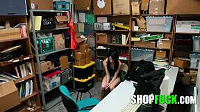 Hoțul obraznic tânăr 18+ fute ofițerul pentru libertate în birou