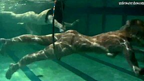 Varför nöja sig med en dålig undervatten lesbisk show när bättre finns?