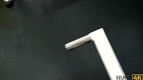 내 순진한 토끼 같은 아내가 체육관에서 부자랑 섹스하는 거 봐. 운동 대신에.