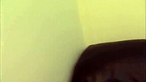 Bionda piccolina schizza fica bagnata dietro le quinte