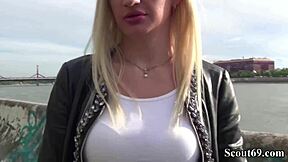 كشافة ألمانية تغري مراهقة بلوند أنجيلا فيتال للزنا مقابل نقود