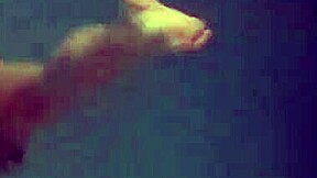 Superbă Tânără 18+ Natalia Kupalka Arată Corpul Exquisit Înotând Goală