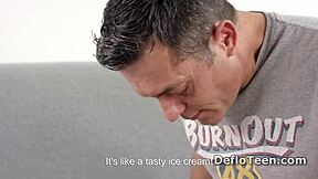 Mignonne ado 18+ Daisy Datson caresse et lèche sa première bite dure