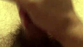 رجل منفرد يحلب زبه الضخم المنتفخ ويطلق قذف هائل!