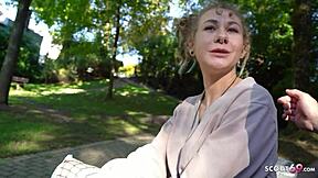 Niemiecka harcerka - malutka nastolatka Julia Juice dostaje pierwszego anal creampie