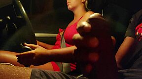 Coincé embouteillages, inconnu rejoint voiture pour balades sauvages au-delà levier vitesse