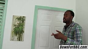 مستعدة للبي بي سي - أليكس ليتل 18+ تمارس الجنس مع أخيها بالتبني جوبان جوردان في السرير