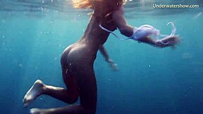 Gole punce iz Tenerifa se škropijo v vodi za zabavo