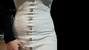 Show de lingerie en extérieur dans mini robe transparente