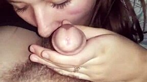 Bellissima bruna diciottenne con occhi marroni gode un bel regalo