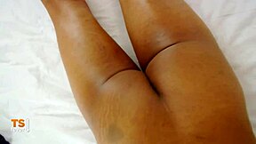 大きな胸のレディーボーイがベッドで激しくオナニー