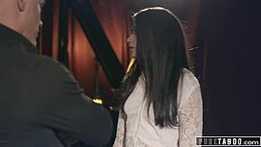 Omg, vpadla jsem do jeho BDSM sklepa, tak šílený!