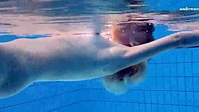 Wow! Elena Proklova superbă strălucește sub apă în piscină