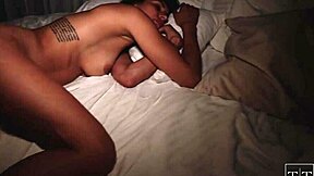 O Boże, pasierb obudził mnie na nocne ruchanie znowu! Nie mogę oprzeć się jego potwornemu kutasowi!