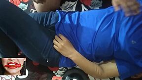 น้องเลี้ยงและพี่เลี้ยงแบ่งปันครั้งแรกที่เจ็บปวดในโรงแรม