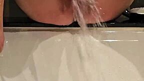 Stepsis surprise en train de se masturber fort sous la douche chaude