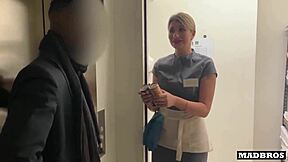 عاملة تنظيف أوكرانية تم القبض عليها تسرق، تُنيك بقوة في الحمام!