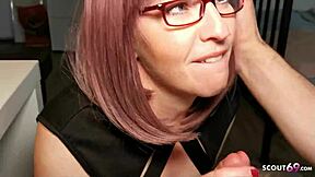 Зряла немска шефка съблазнява млад 18+ чирак за бърз офисен флирт