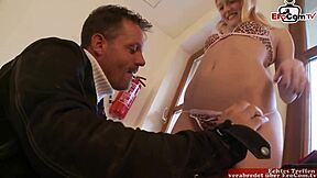 Blondínka s malými cicmi vyzdvihnutá na divoké uličné petting!