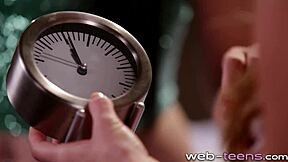 فتاة بلوند صغيرة 18+ تعمل كسها الضيق بأصابعها المتحمسة يومياً