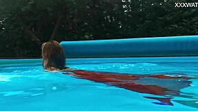 La piccola Hermione Granger stuzzica sott'acqua in piscina con corpo stretto