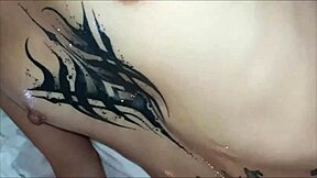 Corre en sus pequeñas tetas 18+ en el hotel más raro que hayas oído